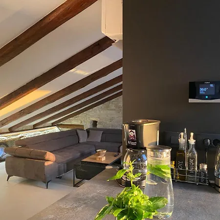 Castropola Views With Private Parking Appartement *